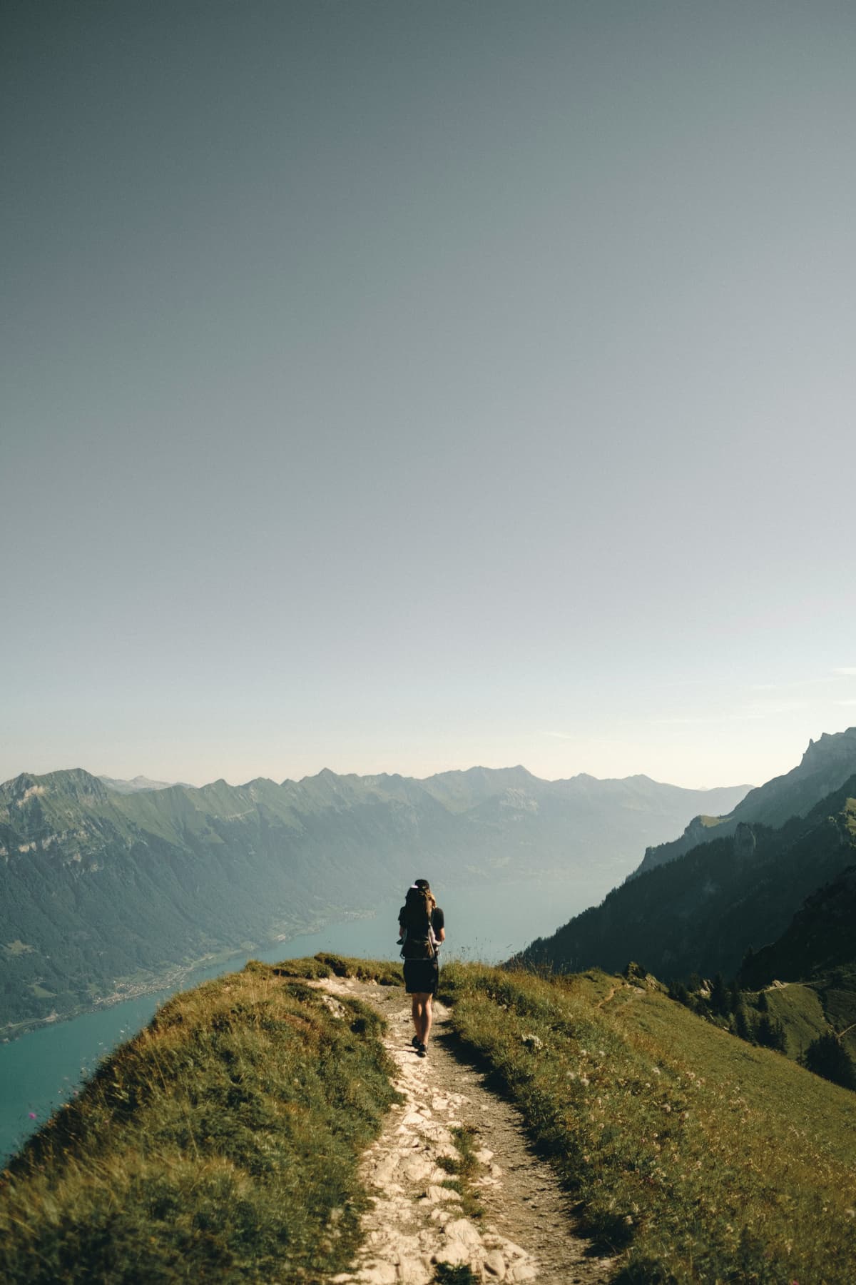 Homme marchant paisiblement dans la nature